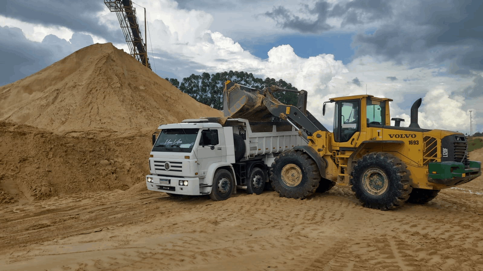 galeria de fotos da empresa construmax locacao e transporte em terraplenagem em Sorocaba