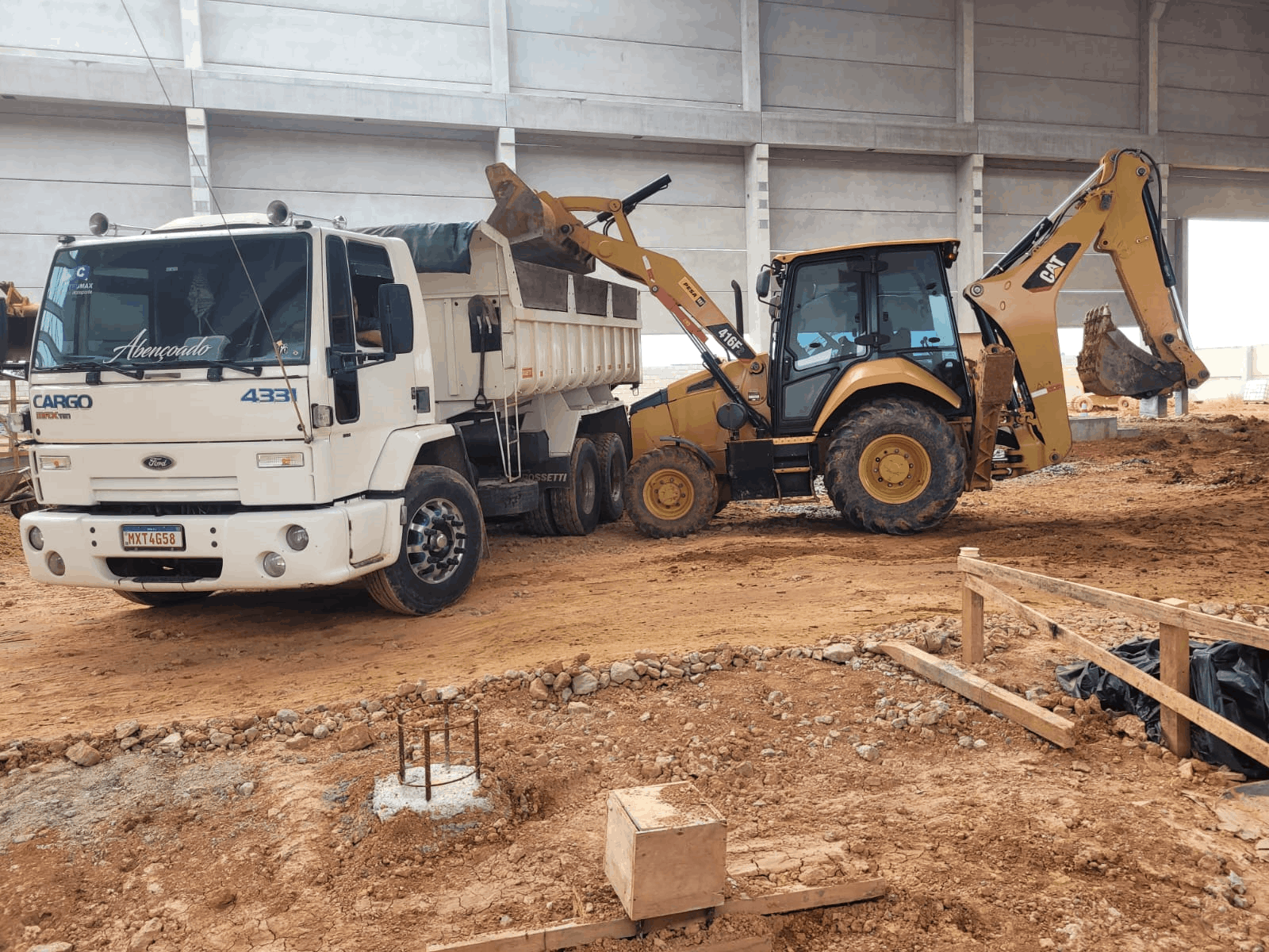 galeria de fotos da empresa construmax locacao e transporte em terraplenagem em Sorocaba