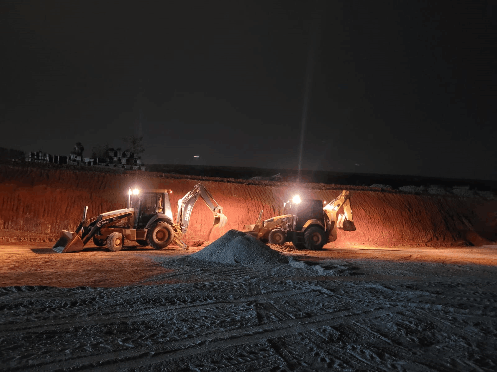 galeria de fotos da empresa construmax locacao e transporte em terraplenagem em Sorocaba