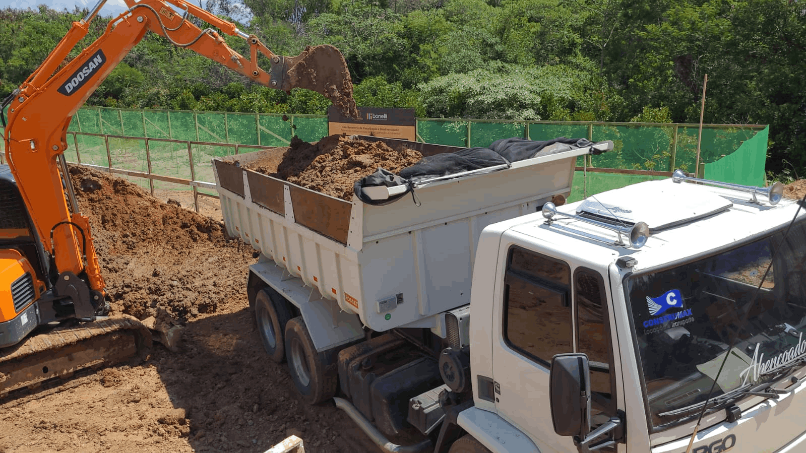 galeria de fotos da empresa construmax locacao e transporte em terraplenagem em Sorocaba